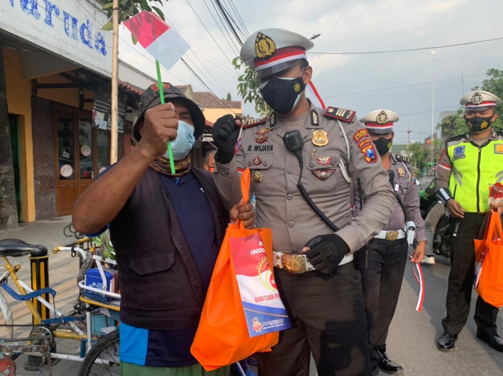 Wujudkan Polri Peduli Satlantas Polres Bojonegoro Berikan Paket Sembako