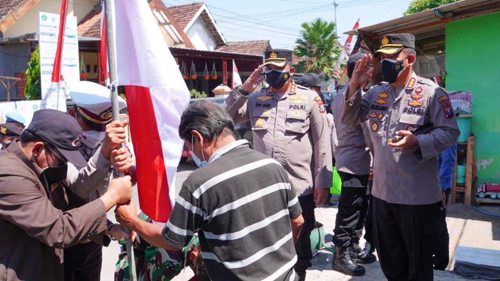 Polresta Sidoarjo Bagikan Bansos Dan Bendera Merah Putih Secara Door To