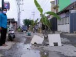 Jalan rusak parah di kabupaten sidoarjo warga menanam pohon pisang untuk menghidari korban