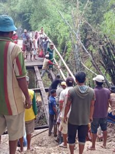 Warga bergotong Royong memperbaiki jembatan peng hubung Desa yang terputus akibat BANJIR