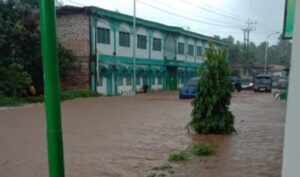 Hujan Deras Menngguyur Sumenep, Jalan Kabupaten Depan Ponpes MU Jambu Terendam Banjir