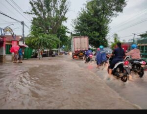 Banjir menggenangi Jalan Pantura dan Beberapa Desa di Kab.Probolinggo JATIM