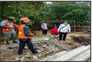 Jembatan yang diTerjang Banjir Mulai di Perbaiki Oleh Dinas PU Bina Marga Pemkab Bojonegoro