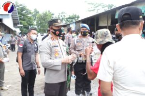 Kapolres Kediri Blusukan Bagikan Ribuan Masker di PASAR