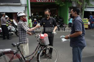 Peduli Covid Jurnalis Probolinggo Bagi Bagi Ribuan Masker pada Peringatan HPN 2021