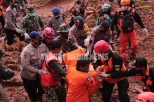 Sinergitas TNI, Polri dan Relawan Patut Diapresiasi Bekerja Keras Mencari Keberadaan Korban Tanah Longsor