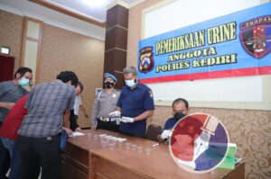 Dalam rangka antisipasi penyalahgunaan narkoba, anggota polres Kediri tes urine