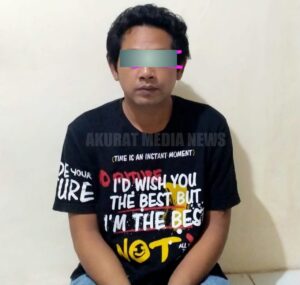 Warga Desa Puhsarang Kecamatan Semen Kabupaten Kediri, Ahmad Rifan (35) mendekam di ruang tahanan Polsek Semen.