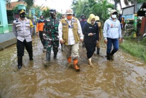 Wakil bupati probolinggo Dan Dandim 0820  Kunjungi Lokasi Banjir Di  Dringu