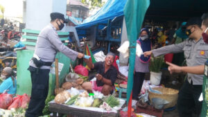 PERSONIL POLSEK WONOASIH “BLUSUKAN BAGIKAN RATUSAN MASKER” KE DALAM PASAR ANTISIPASI Penyebaran Covid-19