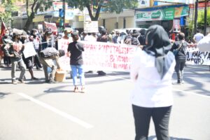 Aksi Unras Gabungan Mahasiswa di Malang Kota Dibubarkan Karena Langgar Prokes Covid-19 dan Merusak Mobil Polisi