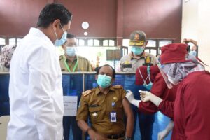 Vaksinasi Guru SMA/SMK Berjalan, Wali Kota Kediri: Mudah-mudahan Mempercepat Pembelajaran Tatap Muka