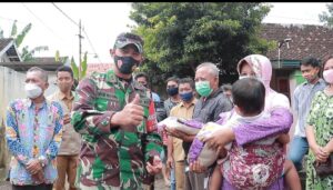 Komandan Kodim 0820/Probolinggo Pantau Langsung Karya Bhakti Pasca Banjir  di Kecamatan Dringu