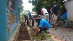 WARGA KTS Jadikan Kebudayaan Bebas Dari Rumput Liar di Lingkungan