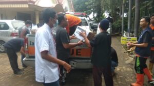 Lazismu peduli, Bagikan Ribuan Nasi Bungkus dan Sembako di posko kebencanaan.