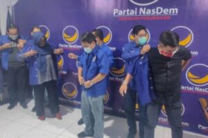 SURABAYA, AMN: DPD Partai NasDem Surabaya resmi menerima anggota baru di sekretariat DPD NasDem surabaya di jl arjuno 65 SurabayaAda empat anggota baru yaitu Gunawan S.Th-P Anugrah Ariayadi resmi bergabung ke NasDem bersama Tiga Tokoh PSI