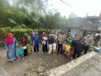 Saat cek lokasi pengungsian di Pronojiwo, Kapolda Jatim sempatkan bercengkrama dengan anak-anak sekitar lereng Semeru