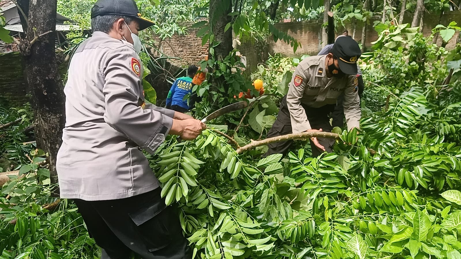 Tanggap Bencana, Anggota Polri Bersama BPBD Dan Masyarakat Gotong ...