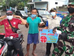 Gelar Operasi Yustisi, Tiga Pilar Kecamatan Saradan Turun Ke Jalan Bagikan Masker