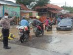 Hujan Deras Hingga Banjir Menggenang, Polres Bangkalan Terjunkan Personil Lengkap Urai Kemacetan