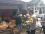 Blusukan Ke Pasar, Babinsa Koramil 0803-02/Madiun Bagikan Masker