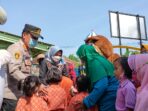 Libatkan Badut, Polres Probolinggo Hibur Anak TK Vaksin