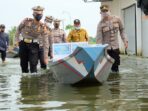 POLANTAS PEDULI, Gunakan Perahu Bagikan Sembako Kepada Warga Terdampak Dan Terisolir Akibat Banjir