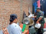 Antisipasi DBD, Babinsa Kelurahan Panekan dan  Forkopimca Berantas Sarang Nyamuk di Rumah Warga