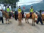 Pasukan Srikandi Berkuda Polres Magetan Dan Badut Sinterklas Pantau Penerapan Prokes Pengunjung Telaga Sarangan