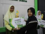 Juara Lomba Bahasa se Jatim di IAINU Tuban Terima Hadiah