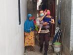 Petugas polisi Babinkamtibnas polsek kembangan bantu warga untuk ikut vaksin tahap 2 dengan cara dibopong