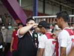Lolos 16 Besar, Mas Dhito Berikan Topinya Untuk Kapten Persedikab