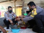 Polisi di Pacitan Dampingi Warga Buat Minyak Goreng Berbahan Kelapa Hingga Bagikan Secara Gratis