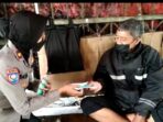 Satuan Binmas Polres Jakarta Barat bagikan masker gratis disekitar PD pasar jaya tomang barat