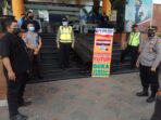 Cegah Penyebaran Omicron, Polsek Manguharjo Edukasi Prokes dan Memantau Penerapan Aplikasi Peduli Lindungi
