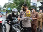 Ingatkan Prokes dan Patuh Aturan Lalulintas Kapolres Bondowoso Turun Jalan Bag- – bagi Masker