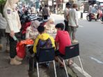 Polsek Palmerah Jakarta Barat bersama 3 pilar gencar melaksanakan kegiatan edukasi dalam pendisiplinan penggunaan masker