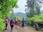 Polres Probolinggo Gerak Cepat Bantu Masyarakat Evakuasi Tebing Longsor di Jalur Wisata Bromo