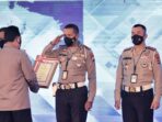 Kapolri Beri Penghargaan Kepada Gubernur Jatim dan beberapa kepala daerah serta stakeholder terkait Dukungan ETLE