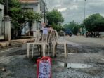 Protes Jalan Rusak, Warga Pasang Kursi di Tengah Jalan