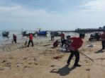Peduli Lingkungan, Lapas Tuban Ajak Turunkan WBP Bersihkan Pantai
