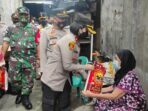 Polsek Tambora Bagi Sembako untuk Warga