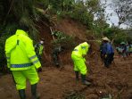 Tanggap Bencana, Polres Ponorogo Bersama TNI dan Warga Bersihkan Material Tanah Longsor