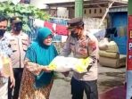 Peduli Warga Terdampak Banjir, Polsek Kras Bagikan Paket Sembako