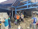 Polres Bojonegoro Salurkan Ratusan Paket Sembako Untuk Warga Terdampak Banjir di Desa Bobol
