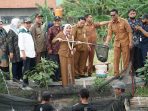 Wujudkan Ketahanan Pangan dan Hewani, Istri Wakil Bupati Sidoarjo dr Sriatun Subandi Ikut Memanen Nila di Kolam Budidaya Pemdes Medaeng