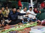 Bupati Gus Muhdlor Rayakan Tahun Baru 2023 Dengan Syukuran Makan Lesehan Alas Daun Pisang Bersama Ribuan Warga Sidoarjo