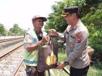 Peduli Sesama, Polres Lamongan Berbagi untuk Relawan Penjaga Perlintasan Kereta Api