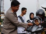 Ops Keselamatan Semeru 2023, Polres Ponorogo Bagi Helm, Coklat Dan Buku Tulis