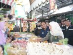 Gubernur Jatim Khofifah Didampingi Wabup Sidoarjo Subandi Tinjau Operasi Pasar Murah ; Gelontorkan 10 Ton Beras Pada Operasi Pasar Di Taman